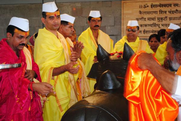 à¤ˆà¤¶à¤¾à¤¨à¥à¤¯à¥‡à¤¶à¥à¤µà¤° à¤®à¤‚à¤¦à¤¿à¤°à¤¾à¤¤ à¤†à¤¯à¥‹à¤œà¤¿à¤¤ à¤ªà¥‚à¤œà¥‡ à¤ªà¥à¤°à¤¸à¤‚à¤—à¥€ à¤¯à¤œà¤®à¤¾à¤¨Shree Siddha Shree Eeshanyeshwar Mandir Mirgaon