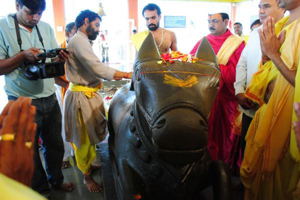 à¤ˆà¤¶à¤¾à¤¨à¥à¤¯à¥‡à¤¶à¥à¤µà¤° à¤®à¤‚à¤¦à¤¿à¤°à¤¾à¤¤ à¤†à¤¯à¥‹à¤œà¤¿à¤¤ à¤ªà¥‚à¤œà¥‡ à¤ªà¥à¤°à¤¸à¤‚à¤—à¥€ à¤¯à¤œà¤®à¤¾à¤¨Shree Siddha Shree Eeshanyeshwar Mandir Mirgaon