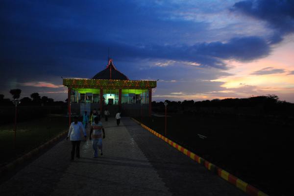 à¤ˆà¤¶à¤¾à¤¨à¥à¤¯à¥‡à¤¶à¥à¤µà¤° à¤®à¤‚à¤¦à¤¿à¤°à¤¾à¤¤ à¤†à¤¯à¥‹à¤œà¤¿à¤¤ à¤ªà¥‚à¤œà¥‡ à¤ªà¥à¤°à¤¸à¤‚à¤—à¥€ à¤®à¤‚à¤¦à¤¿à¤°à¤¾à¤šà¥‡ à¤µà¤¿à¤¹à¤‚à¤—à¤® à¤¦à¥ƒà¤¶à¥à¤¯Shree Siddha Shree Eeshanyeshwar Mandir Mirgaon