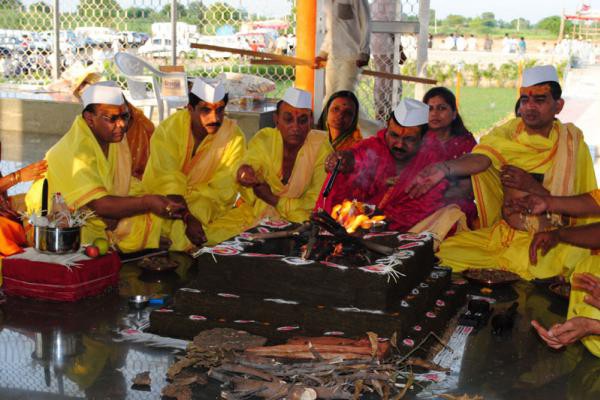 à¤ˆà¤¶à¤¾à¤¨à¥à¤¯à¥‡à¤¶à¥à¤µà¤° à¤®à¤‚à¤¦à¤¿à¤°à¤¾à¤¤ à¤†à¤¯à¥‹à¤œà¤¿à¤¤ à¤ªà¥‚à¤œà¥‡ à¤ªà¥à¤°à¤¸à¤‚à¤—à¥€ à¤¯à¤œà¤®à¤¾à¤¨Shree Siddha Shree Eeshanyeshwar Mandir Mirgaon