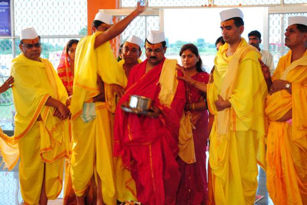 à¤ˆà¤¶à¤¾à¤¨à¥à¤¯à¥‡à¤¶à¥à¤µà¤° à¤®à¤‚à¤¦à¤¿à¤°à¤¾à¤¤ à¤†à¤¯à¥‹à¤œà¤¿à¤¤ à¤ªà¥‚à¤œà¥‡ à¤ªà¥à¤°à¤¸à¤‚à¤—à¥€ à¤¯à¤œà¤®à¤¾à¤¨Shree Siddha Shree Eeshanyeshwar Mandir Mirgaon